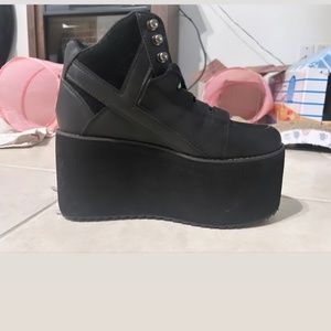 Y.R.U. QOZMO Platform Sneakers black